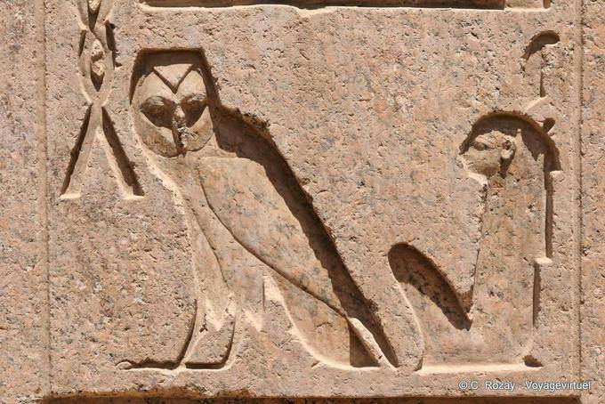 Chouette de la sagesse, Unilitère m, relief en creux, temple de Karnak - Égypte