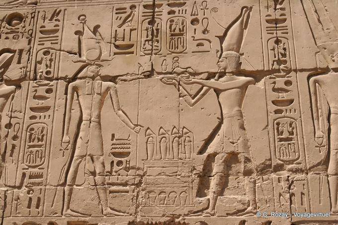 Scène d'offrande du sphynx à Horus par le roi, relief, temple de Karnak - Égypte
