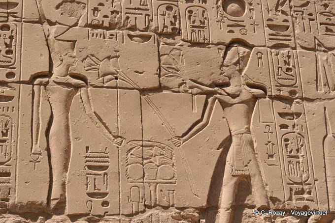 Relief d'offrande du roi au dieu, entouré de cartouches avec hiéroglyphes, Karnak - Égypte