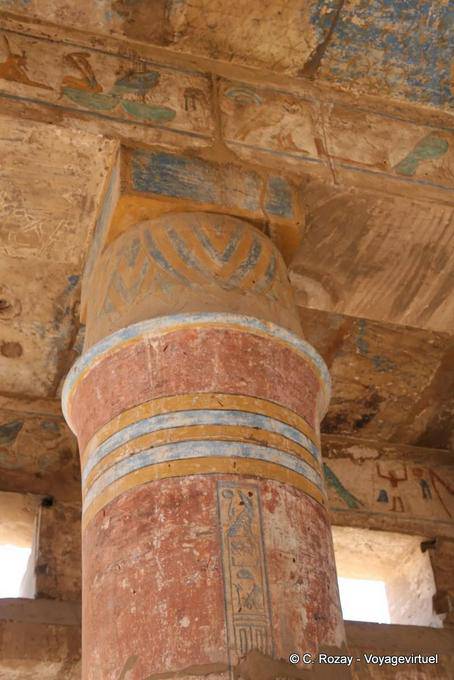 Akh-Menou, une colonne décorée de la salle des fêtes, temple de Karnak - Égypte