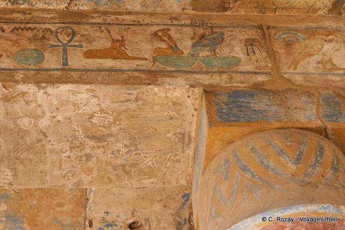 Décoration sur le haut de la colonne et le linteau, couleurs d'époque, Akh-Ménou, Karnak - Égypte