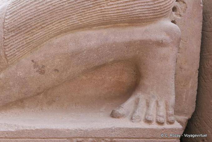 Gros plan sur un pied sculpté, temple de Karnak - Égypte