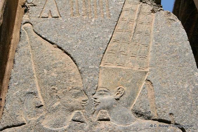 Gros plan sur les visages d'Amon et de Mout, le couple seigneur de Karnak - Égypte