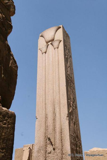 Colonne héraldique de Thoutmosis III - Elle est ornée avec le lis du sud, Karnak - Égypte