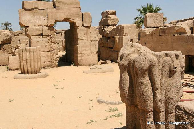 Endroit à identifier avec un statuaire rare à droite, Karnak - Égypte