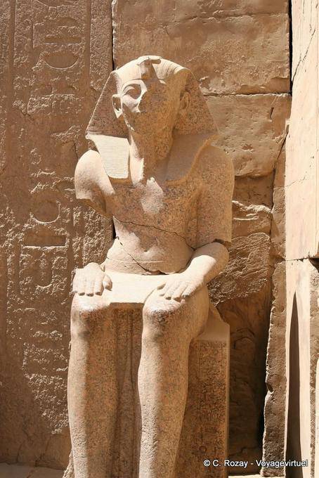 Temple de Karnak, statue vue de face de Thoutmosis III - Égypte