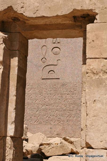 Signes et hiéroglyphes, stèle du temple de Karnak - Égypte