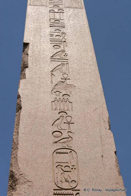 Ecriture hiéroglyphique sur une obélisque, temple de Karnak - Égypte