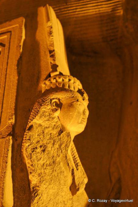 Néfertari Meryenmout, haut de la statue, Temple de Louxor - Égypte
