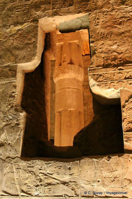 Indiscrétion, colonne vue par un trou dans le mur, Temple de Louxor - Égypte