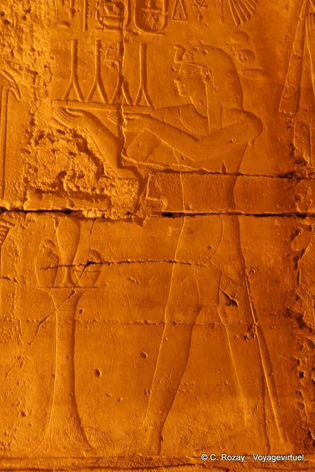 Amenhotep III fait une offrande à Amon, bas-relief, Louxor - Égypte