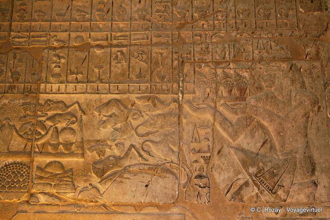 Amenhotep III offre un lotus, Temple de Louxor - Égypte