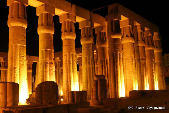 Hypostyle Hall, vue avec éclairage nocturne, Temple de Louxor - Égypte