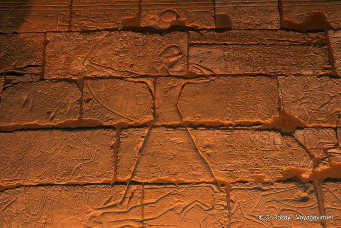 Pharaon avec un arc, relief de la bataille de Qadesh, Temple de Louxor - Égypte