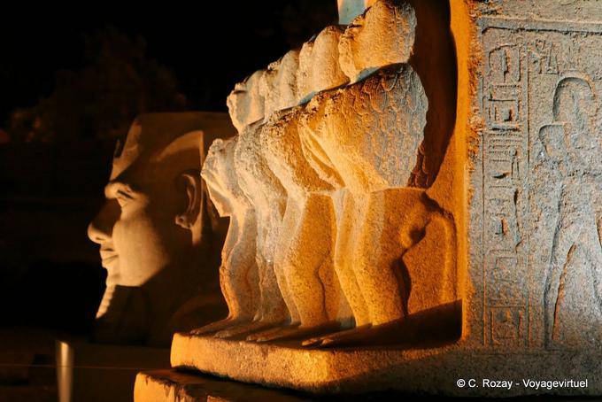 Profils dans la nuit, sculpture, Temple de Louxor - Égypte