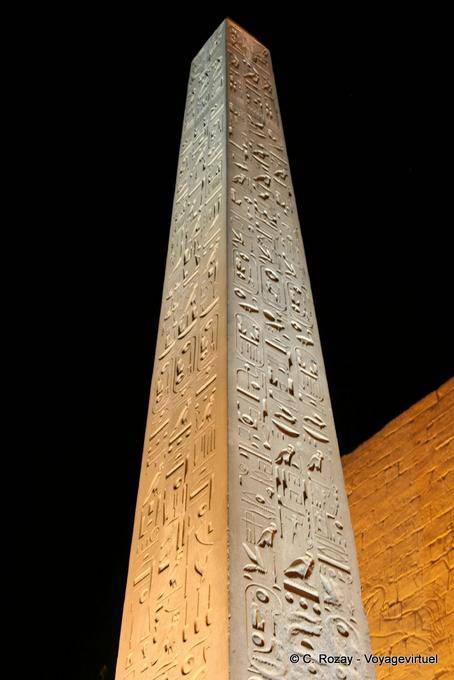 Eclairage sur la soeur de l'obélisque de la Concorde, Temple de Louxor - Égypte