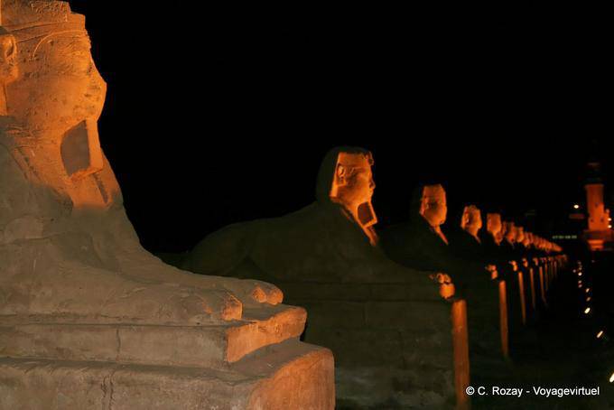 Visges fantomatiques, le Dromos de nuit, Temple de Louxor - Égypte