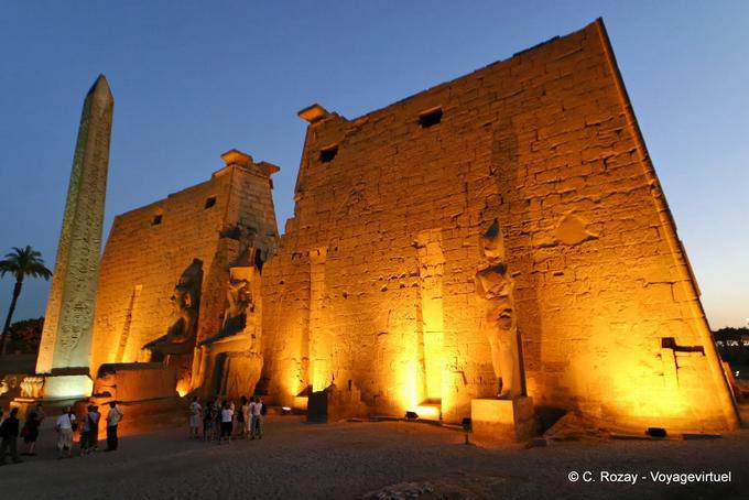Le pylône de Ramsès II, staues colossales et obélisque, vue en éclairage nocturne, Louxor - Égypte