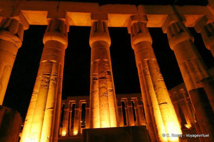 Temple de Louxor, colonnes papyriformes dans la nuit - Égypte
