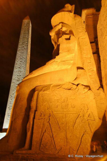 Dieux du Nil nouant le nœud sematawi, base de la statue, Temple de Louxor - Égypte