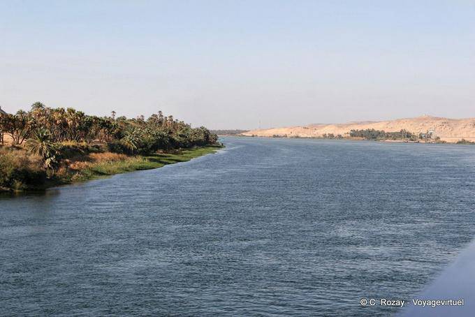 Majesté du fleuve Nil, entre verdure et désert - Égypte