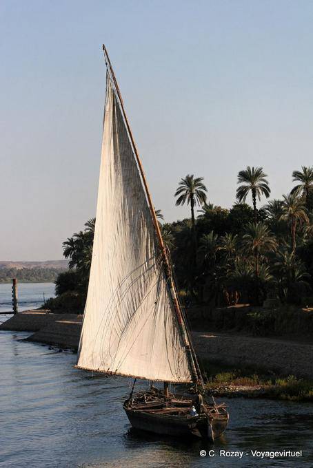 Grande voile blanche sur le Nil - Égypte