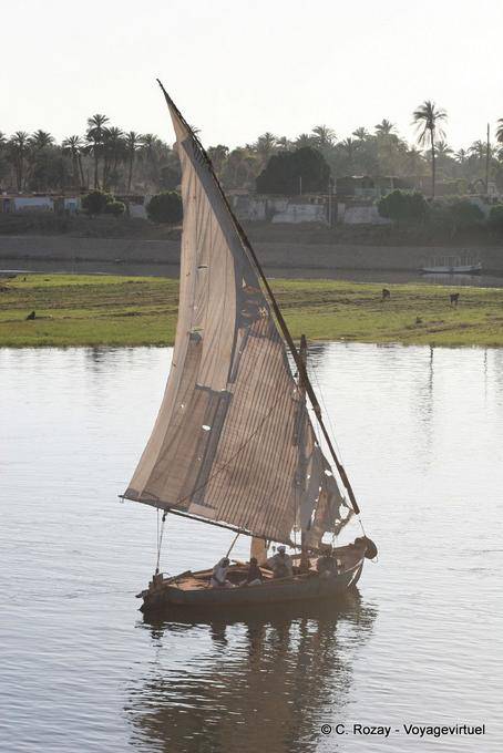Felouque avec une voile rapiècée, Nil - Égypte