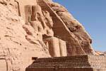 Les statues du pharaon vues de profil, Grand Temple, Abou Simbel, Egypte.
