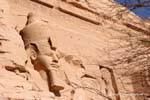 Tête de Ramsès avec barbe postiche et double couronne (pschent), Abou Simbel, Egypte.