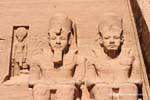 Les deux colosses à droite de Ramsès-soleil, Rê (Râ), Grand Temple, Abou Simbel, Egypte.
