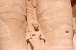 Le prince Ramsès (fils d'Isis Nofret) entre les jambes du pharaon, Abou Simbel, Egypte.