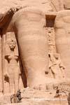 Néfertari et le prince Ramsès au pied du colosse à droite de l'entrée, Abou Simbel, Egypte.