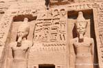 Hiéroglyphes et statues de Ramsès II, façade du Temple de la Reine Néfertari, Abou Simbel, Egypte.