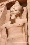 Tête et torse d'une statue de Ramsès, petit temple d'Hathor, Abou Simbel, Egypte.