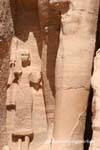 Le prince Méry-Atoum, statue au pied du pharaon, Temple d'Hathor, Abou Simbel, Egypte.