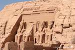 Extérieur du sanctuaire de 33m de haut sur 38 de large, et ses statues hautes de 20 mètres représentant le pharaon Ramsès II, Abou Simbel, Egypte.