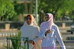 Jeunes femmes dans une rue d'Assouan, Egypte.