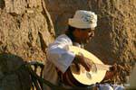 Musicien jouant du 3ood, luth oriental, devant le Old Cataract, Assouan, Egypte.