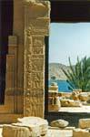 Philae, pilier du temple d'Hathor et vue sur le Nil, Egypte.