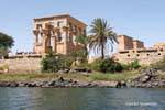 Temple de Philae, autre vue du kiosque de Trajan depuis le Nil, Egypte.