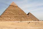 Perspective d'angle sur deux pyramides de Gizeh, Egypte.