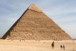 Hauteur de 143,5 mètres et base de 215 mètres, la Pyramide de Khéphren, Gizeh, Egypte.
