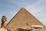 Pyramide de Khéops et musée de la barque solaire, Gizeh, Egypte.