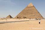 Alignement des trois pyramides, Khéphren au premier plan, puis Mykérinos et pyramide des Reines, Gizeh, Egypte.