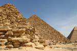 Petite pyramide des Reines devant celle de Mykérinos, Gizeh, Egypte.