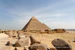 Blocs de calcaire et pyramides en enfilade, Gizeh, Egypte.