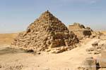 Les petites pyramides des Reines sur le site archéologique de Gizeh, Egypte.
