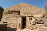 L'entrée de la chapelle du culte de Mykérinos, dôté nord de la pyramide, Egypte.