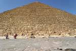 Entre plateforme de pierre et ciel, la Grande Pyramide de Khufu, Egypte.