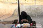 Marchande voilée sur le trottoir, Le Caire, Egypte.